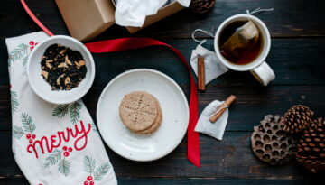 DIY gift recipes for spiced apple tea, gingerbread tea biscuits, spice rubs and seasoning blends