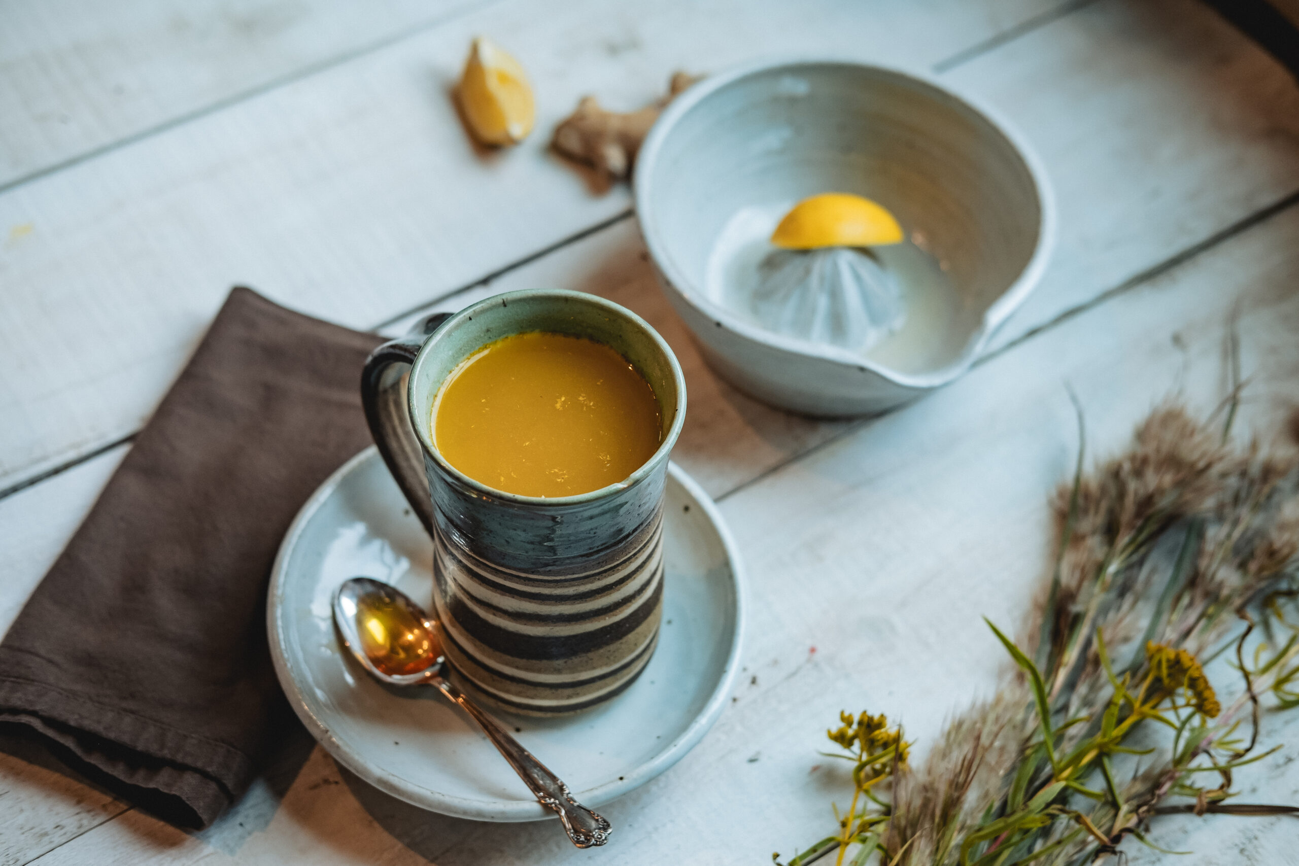 photo of turmeric tea, a healthy recipe for detox in the new year