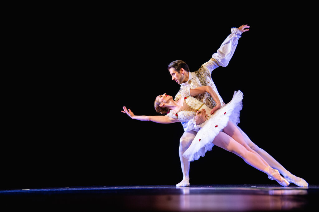Two dancers in the middle of a performance at the 2019 Bailando International Dance Festival